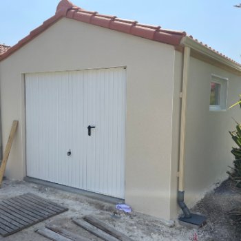 Garage en béton enduit 2 pentes